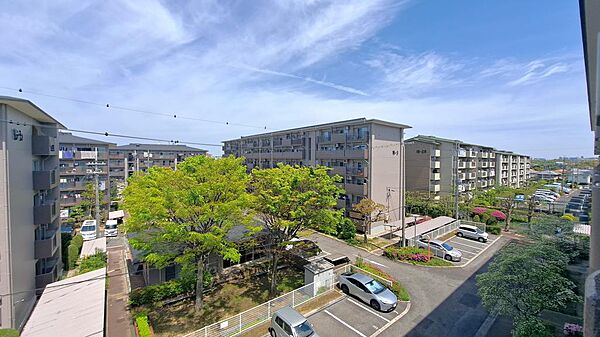 周囲の建物との距離もあり圧迫感なし。