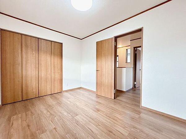【リフォーム完了】【2階4.5帖洋室】大きいクローゼット収納のおかげで、お洋服などの収納に困らなくていいですね。