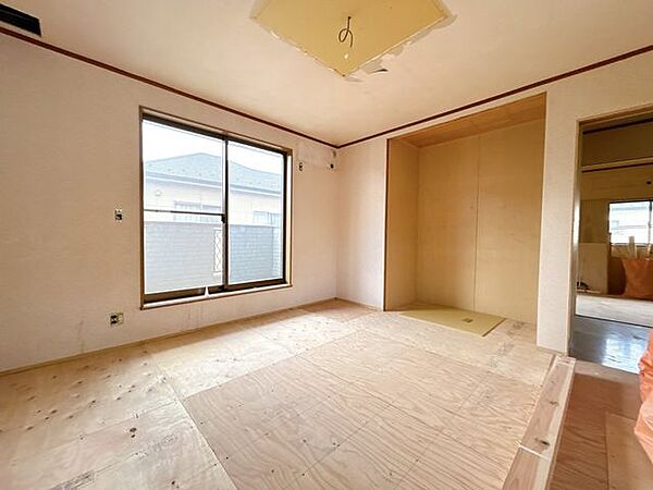【リフォーム中5月8日撮影】【洋室】2階8帖の洋室です。フローリング、壁天井クロス、照明、ドア類を新品交換して生まれ変わります。収納が十分なスペースがあり、たくさんしまいたい方でも便利ですね。