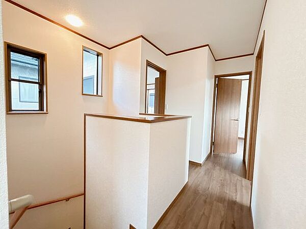 【リフォーム完了】【2階廊下】フローリング、壁天井クロス、照明等を交換しました。採光が取れておりますので明るい雰囲気です。