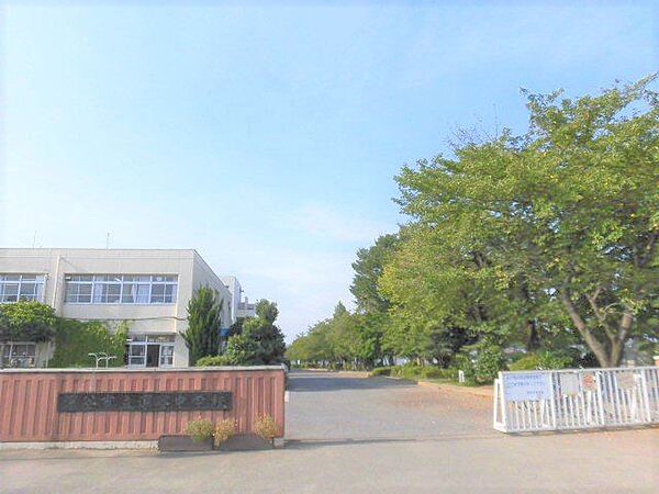 深谷市立深谷中学校まで徒歩（650ｍ）です。