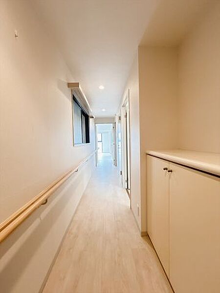 【玄関】フロアタイル張替え済み。廊下には手すり付きなので、だれでも安心してお住まいいただけます。シューズボックスつき。