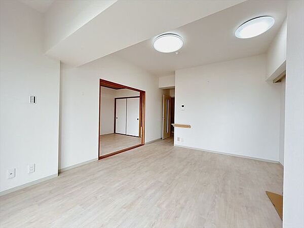 【リビング】クッションフロア張替え済み。約13帖のLDK。和室と隣接しておりますので、寝室や書斎など多用途でお使いいただけます。