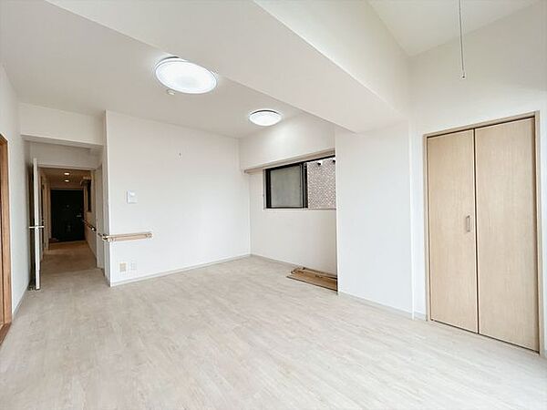 【リビング】クッションフロア張替え済み。約13帖のLDKです。角部屋なので安心して生活できそうですね。