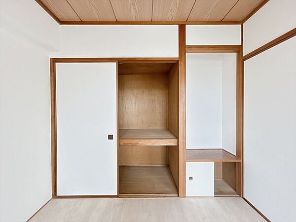 【押入れ】洋室へリフォーム中。大きな収納付きで、生活スペースの確保につながりますね。