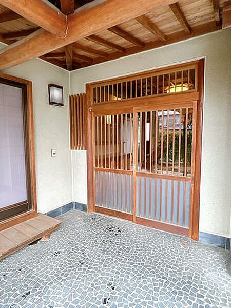 【玄関】屋根がついておりますので、雨にも濡れることなく準備ができるのは安心ですね。