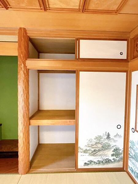 【続き間和室収納】約1帖分の押入がございますので、収納にも困りません。