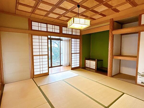 【1階続き間和室】約8帖の和室です。1畳分の押入がございますので収納にも困りません。