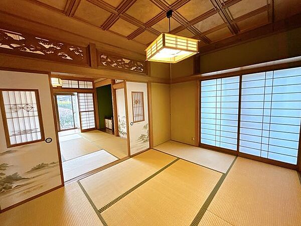 【1階続き間和室】約6帖の和室です。続き間のため、ご友人やご親戚が遊びに来られた際の、客室としても活躍しそうですね。