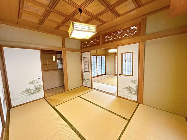【1階続き間和室】約6帖の和室です。ご友人やご親戚が遊びに来られた際の、客室としても活躍しそうですね。
