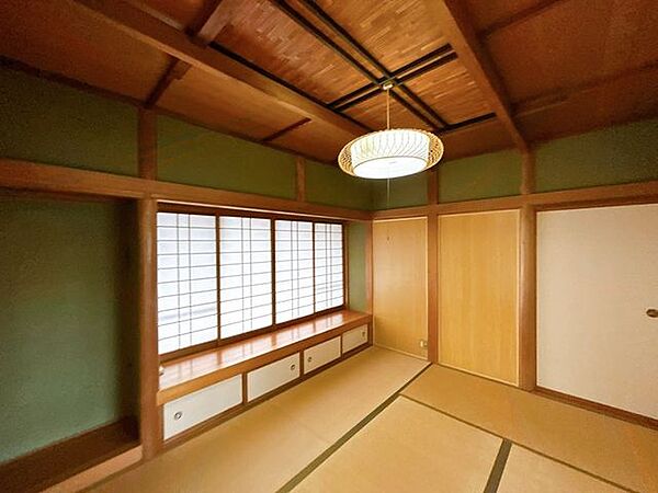 【1階和室】約6帖の和室です。キッチンとつながているため、家族団欒できそうですね。