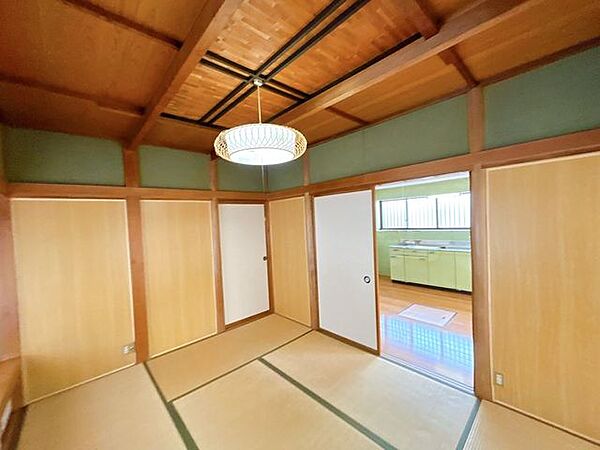 【1階和室】約8帖の和室です。キッチンとつながているため、家族団欒できそうですね。