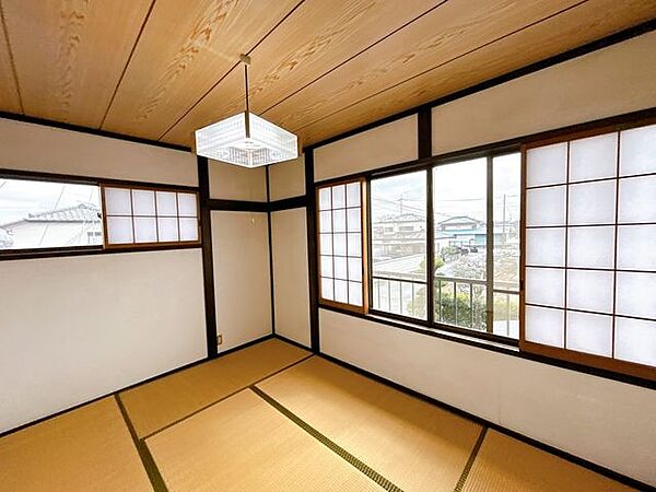 【2階6帖和室】和の温もりを感じられる、居心地の良い空間です。