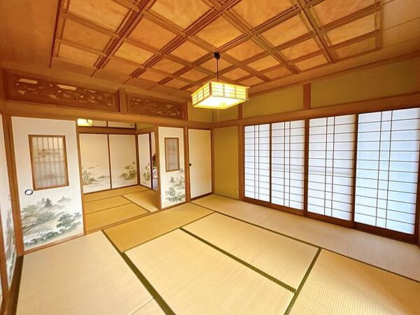 【1階続き間和室】約8帖の和室です。1階に居室があると将来的に階段の上り下りが難しくなった時も安心ですね。