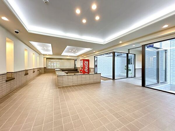 【エントランス】マンションの顔になるエントランスは広々とした清潔な空間です。