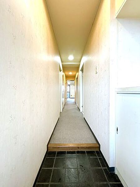 【廊下】ハウスクリーニングを実施いたします。