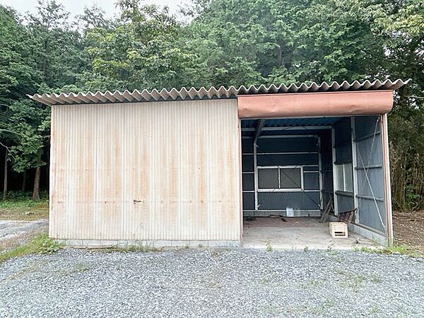 【駐車場】離れとしても利用できる建物があります。収納や趣味のスペースにもおすすめです。