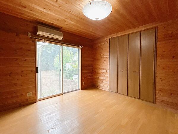 【洋室】大きな窓から陽光が差し込む明るいお部屋です。主寝室としてもおすすめです。