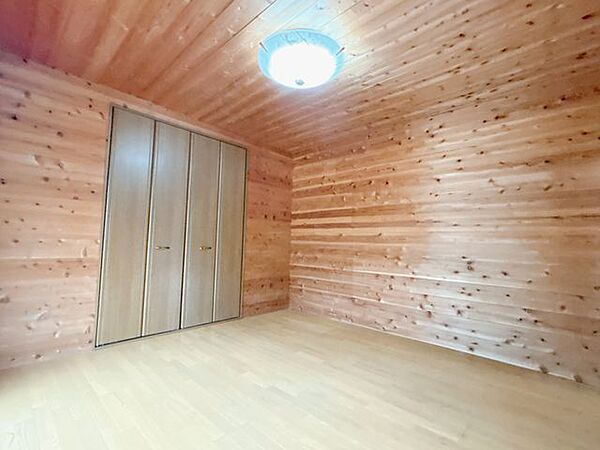 【洋室】収納付きの居室です。すっきりとした住空間を保てます。
