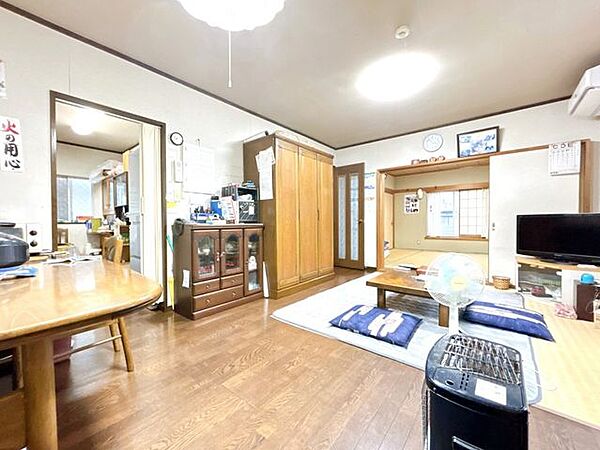 【リビング】お荷物撤去、ハウスクリーニングを実施いたします。