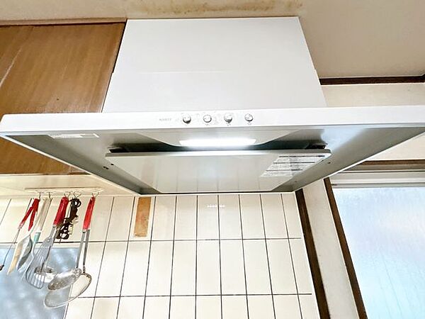 【キッチン換気扇】こちらも過去にリフォーム済みです。ハウスクリーニングを実施いたします。