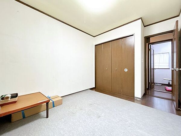 【2階中央洋室】お荷物撤去、ハウスクリーニングを実施いたします。