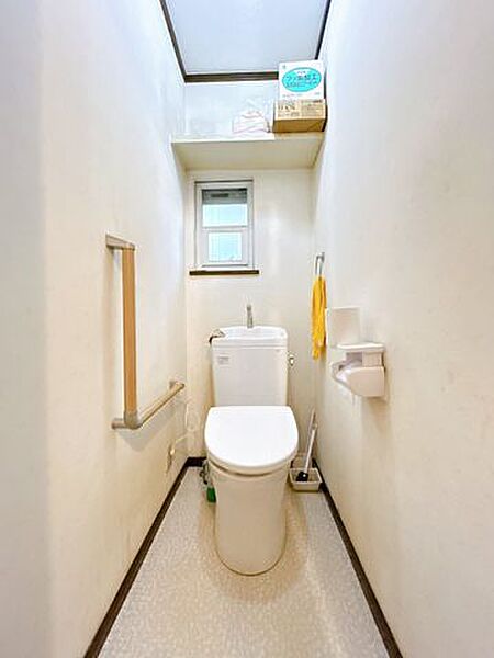【1階トイレ】2018年ごろに交換されたトイレです。お荷物撤去、ハウスクリーニングを実施いたします。