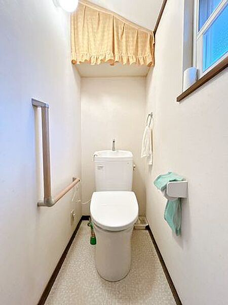 【2階トイレ】2018年ごろに交換されたトイレです。お荷物撤去、ハウスクリーニングを実施いたします。