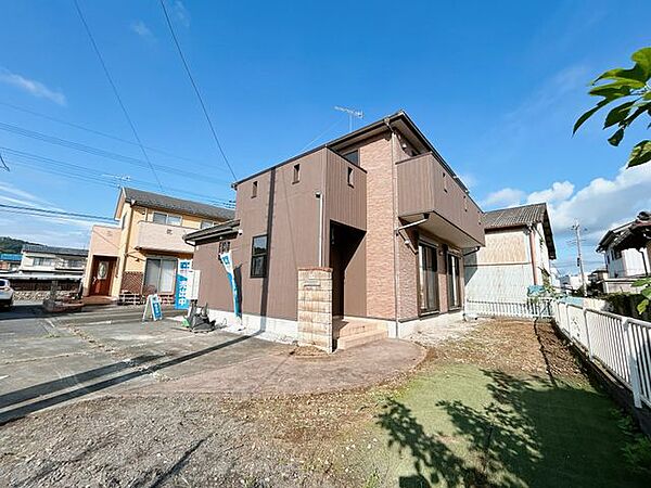 【外構】南側に庭が日当たり良好。近隣との間隔も取れておりますので、ゆったりお住まいいただけます。