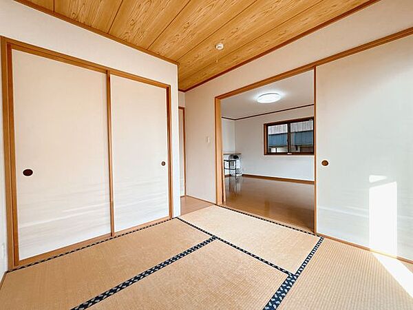 【和室】約4.5帖の和室です。リビングと繋がっているのがいいですね。