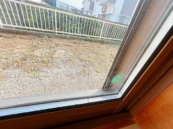 窓ガラスはペアガラスになっております。断熱性や防音効果が期待できますね。