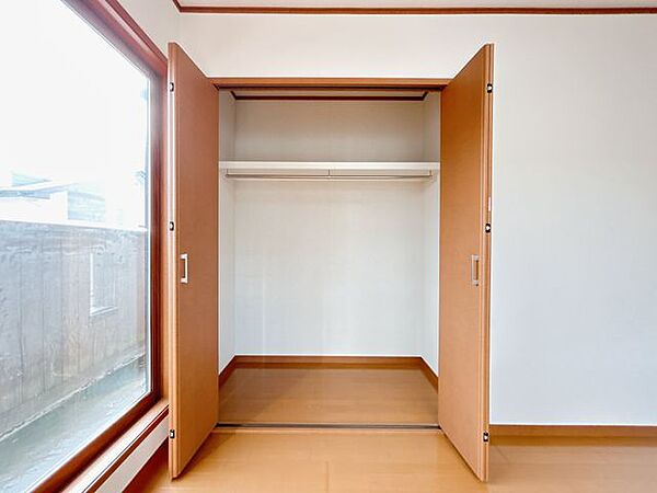 【クロゼット】2Fの洋室は全居室クロゼット収納付きです。洋服など収納できお部屋を広く使うことができます。