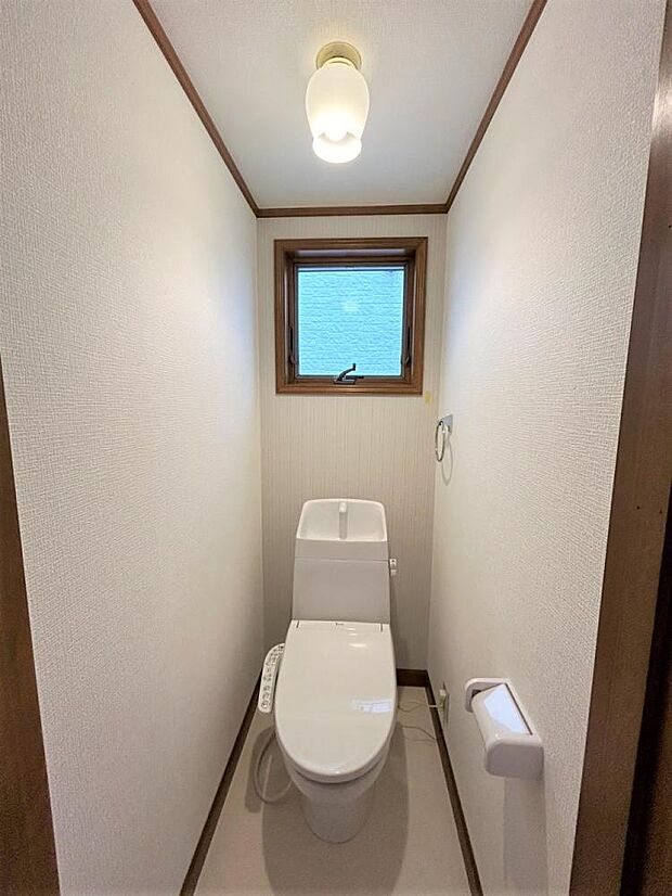 【リフォーム済】1Fトイレのお写真になります。トイレは新品交換いたしました。