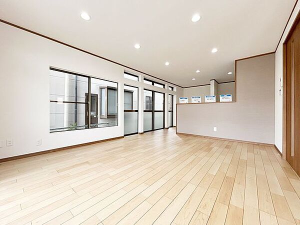 【リフォーム済/LDK】フローリングの張替え、クロスの張替えを実施。約15.5帖のリビングに間取り変更も行いましたので、ご家族団らんのスペースへ。