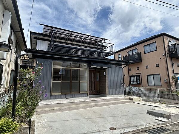 【リフォーム済/現地外観別角度】外壁屋根に加え、軒天や破風も塗装を実施。高級感のある外装へ生まれ変わりました。