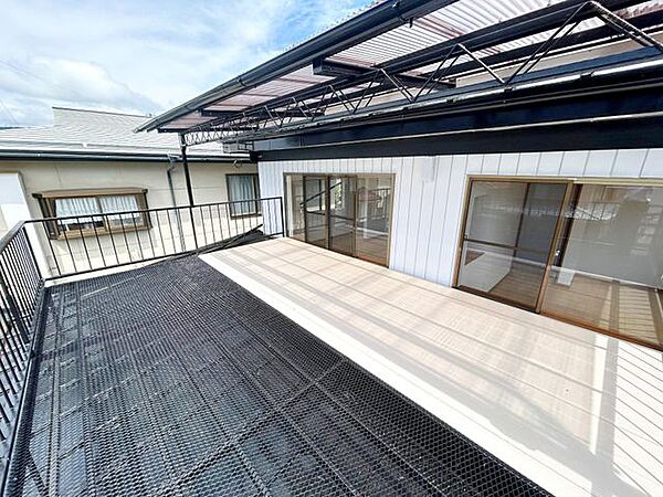 【リフォーム済/ベランダ】ベランダはデッキ材の交換・塗装、屋根材の交換を行いました。ゆとりのある空間ですので机や椅子を置いてくつろぎスペースにも良いですね。
