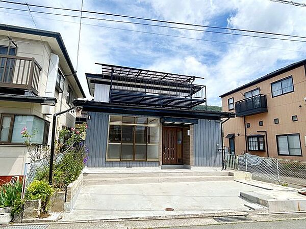 【リフォーム済/駐車場】駐車場は小屋部分の解体、門・塀の撤去を行い拡張しました。