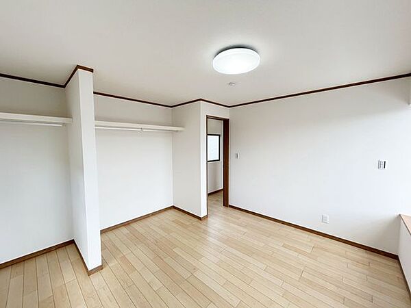 【リフォーム済/洋室（2）】2階和室は洋室へと間取り変更を行いました。壁・天井はクロスの張替えを行いました。