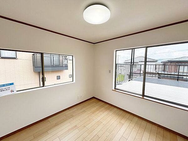 【リフォーム済/洋室（3）】2階和室は洋室へと間取り変更を行いました。壁・天井はクロスの張替えを行いました。