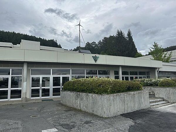 岡谷市立上の原 【周辺環境/小学校】上の原小学校まで約700ｍ(徒歩約9分) 2100m