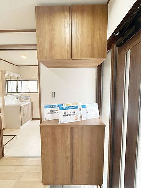 【リフォーム済/シューズボックス】このようなニの字型の新品に交換します。取っ手がないスッキリとしたデザインです。