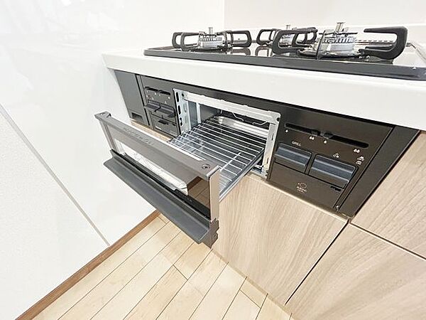 【リフォーム済/グリル】コンロ下のグリルです。調理の幅が広がります。