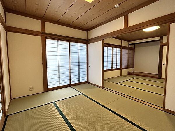 【リフォーム後/和室（1）】畳の表替えとふすま・障子の張替えを行いました。客間としても寝室としても使える和室空間。
