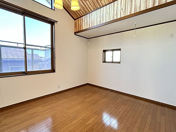 【リフォーム後/洋室（3）】壁クロスの張替え、天井・床のクリーニングを行いました。9.5帖の洋室はご夫婦の寝室やお子様のお部屋などにもぴったりです。