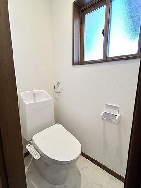 【リフォーム後/2階トイレ】2階のトイレは交換をしています。