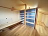 その他：【リフォーム後/小屋裏】小屋裏写真の内部状況です。ワークスペースや物置スペース、コンセントもあります。隠れ部屋のような雰囲気を是非現地でご確認ください。
