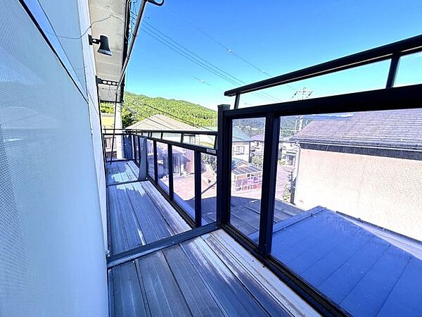 【リフォーム中/ベランダ】床の防水塗装を行います。