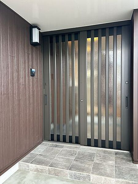 【リフォーム済・玄関】玄関戸は新品に交換済。おうちの顔である玄関がリフォームされているのは嬉しいですね。モニター付きのインターホンも設置したので安心です。