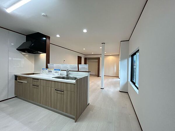 【リフォーム済・リビング】20帖に間取り変更をしたLDKは南側に大きな窓があり、陽の光が差し込むさわやかな空間。新品交換の対面キッチンでお料理をしているお母さんも家族団欒を楽しめます。