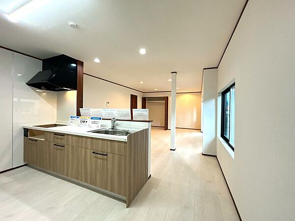 【リフォーム済・リビング】20帖に間取り変更をしたLDKは南側に大きな窓があり、陽の光が差し込むさわやかな空間。新品交換の対面キッチンでお料理をしているお母さんも家族団欒を楽しめます。